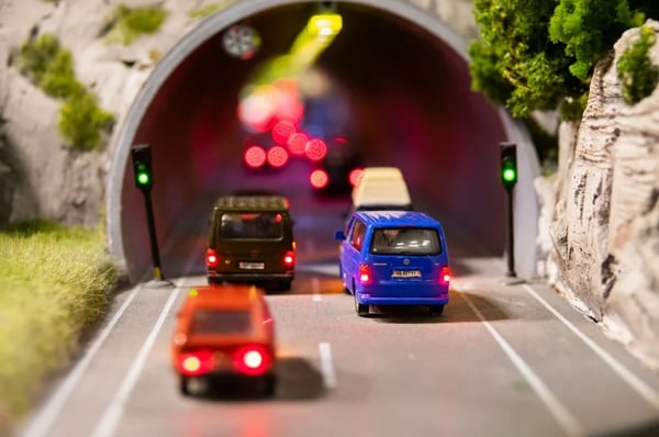 Sur cette photo, des voitures qui traversent un tunnel représentent le trafic d'un site web.