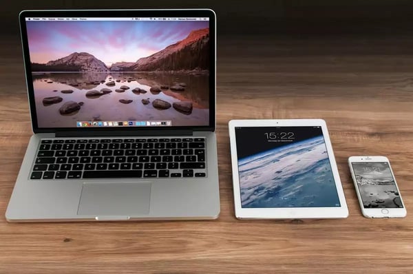 Sur cette photo, un MacBook, un iPad et un iPhone.