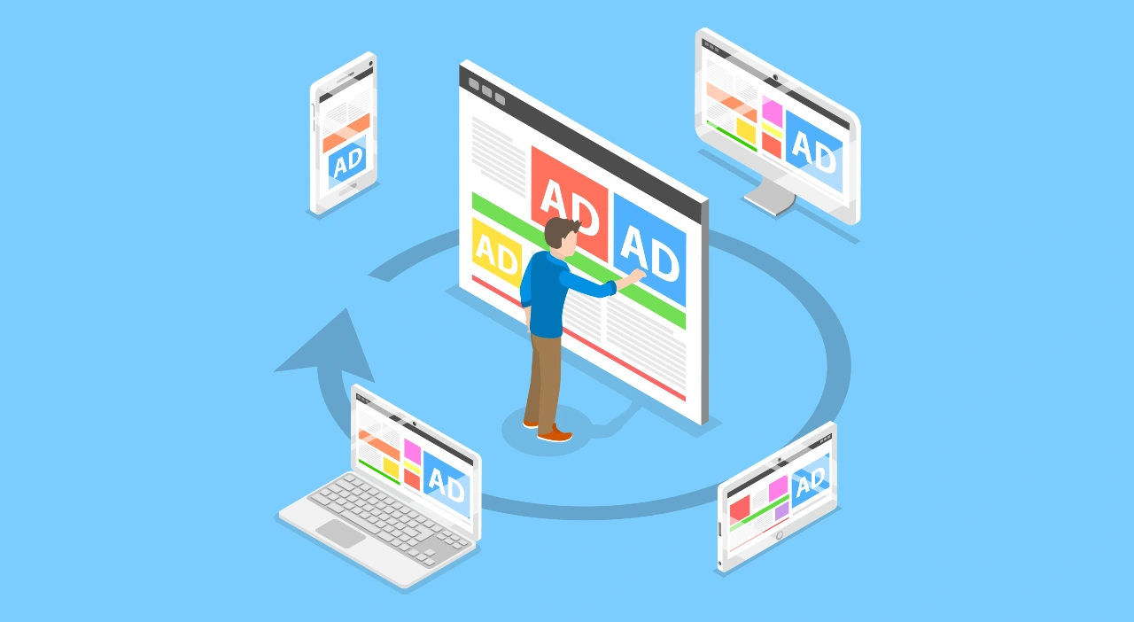Campagne de remarketing sur Google Ads - Sur l'illustration, nous voyons un personnage qui optimise ces campagnes publicitaires selon les cibles (ordinateur, mobile, tablette)